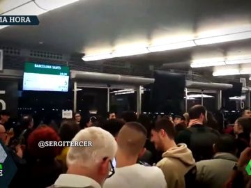 Caos e indignación en Atocha por la avería que ha paralizado durante horas a varios trenes AVE: "¡Que salga ya!" Caos e indignación en Atocha por la avería que ha paralizado durante horas a varios trenes AVE: "¡Que salga ya!"