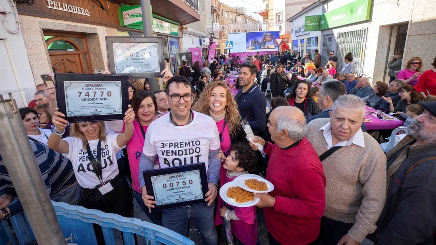 Imagen de vecinos de Murcia celebrando que les ha tocado la lotería Imagen de vecinos de Murcia celebrando que les ha tocado la lotería