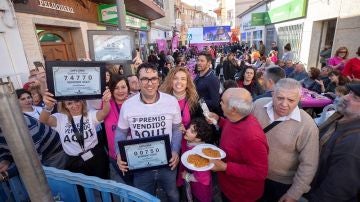 Imagen de vecinos de Murcia celebrando que les ha tocado la lotería