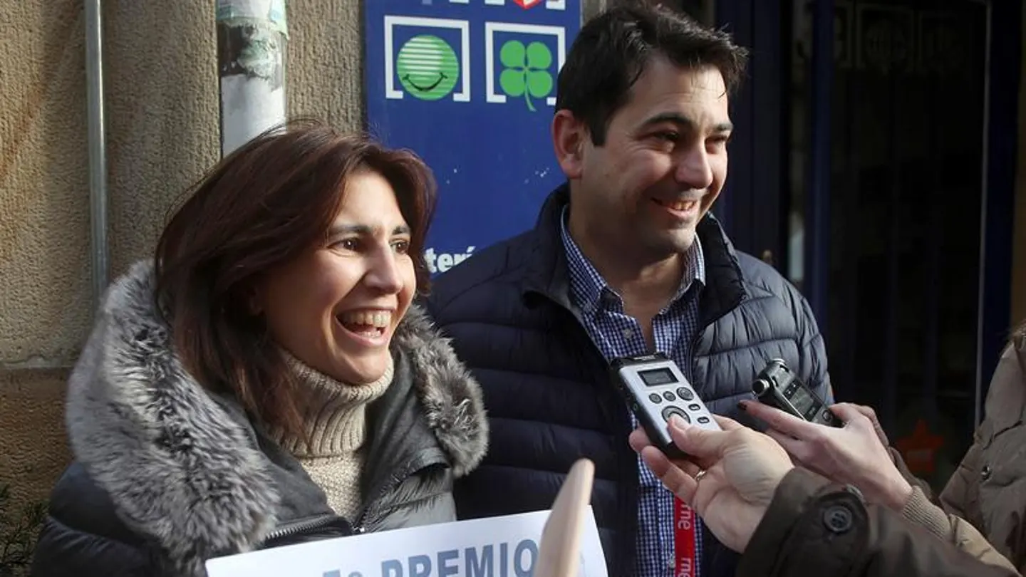Carlos y Sara, propietarios de la administración de Lotería situada en la calle de El Collado de Soria Carlos y Sara, propietarios de la administración de Lotería situada en la calle de El Collado de Soria