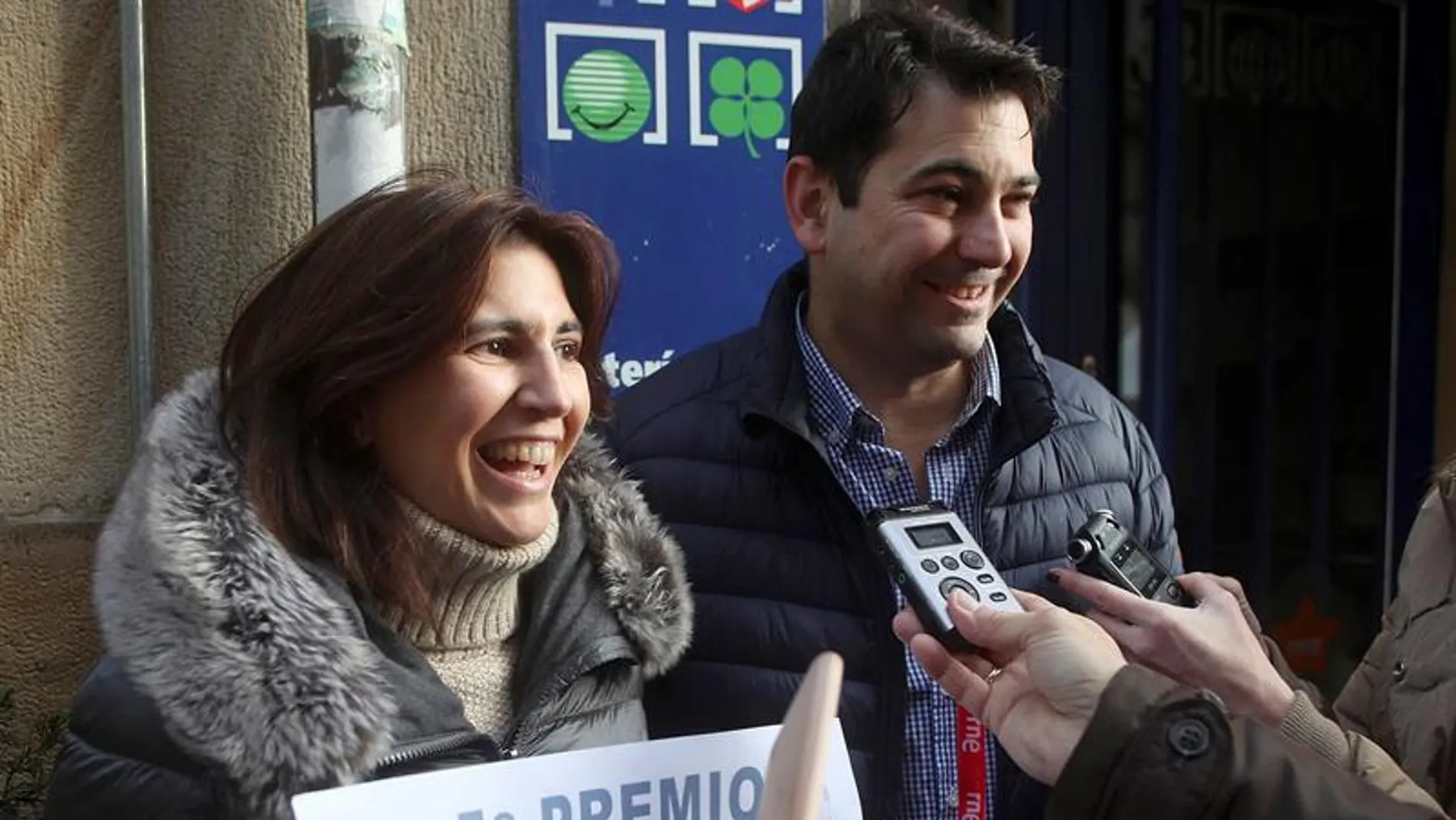 Carlos y Sara, propietarios de la administración de Lotería situada en la calle de El Collado de Soria
