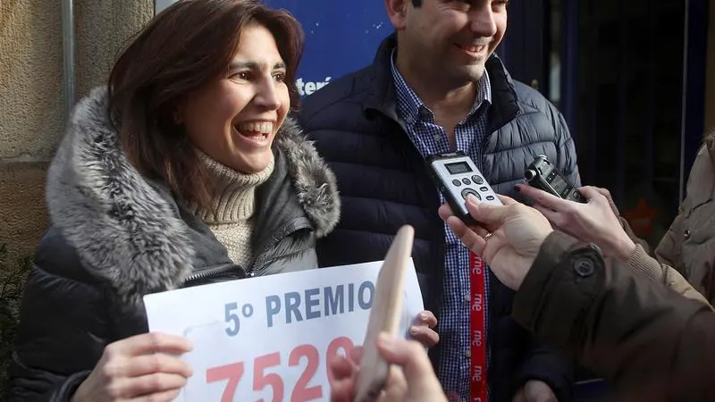 Carlos y Sara, propietarios de la administración de Lotería situada en la calle de El Collado de Soria