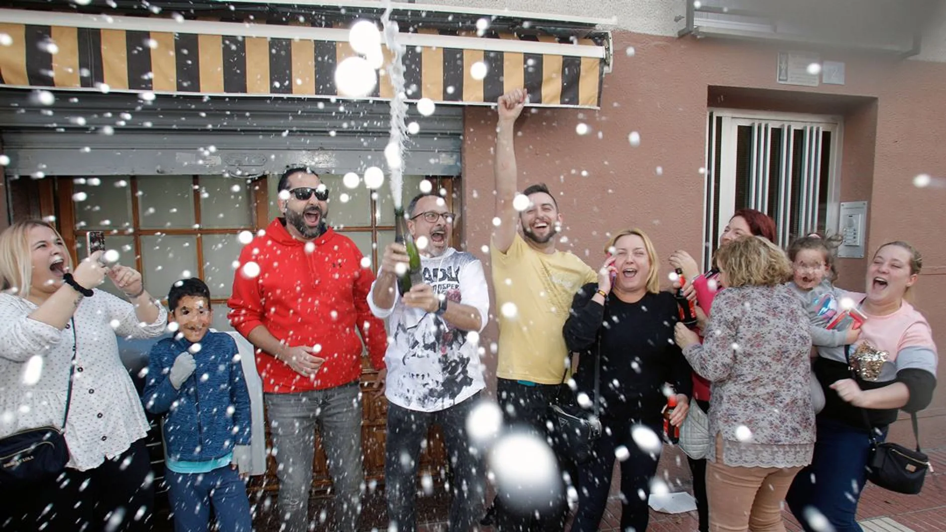 Varios clientes del restaurante Pepe, de San Vicente del Raspeig (Alicante) celebran con cava el 26590