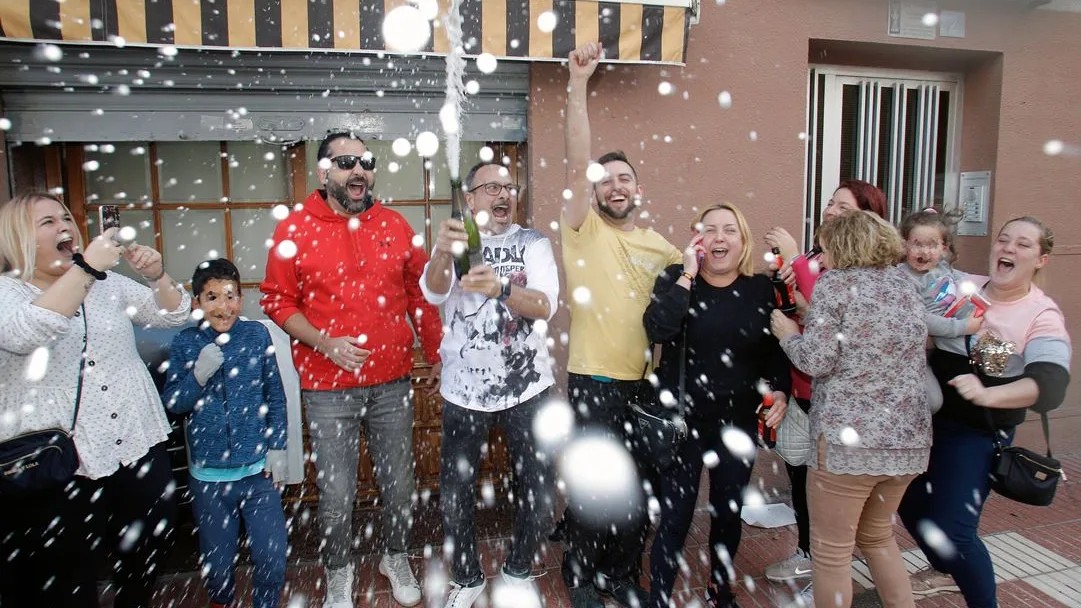 Varios clientes del restaurante Pepe, de San Vicente del Raspeig (Alicante) celebran con cava el 26590