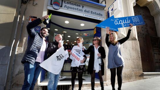 La administraci&oacute;n de loter&iacute;a n&ordm; 3 de Alcoy (Alicante) ha repartido 60 millones de euros del 26590, agraciado con el Gordo de navidad