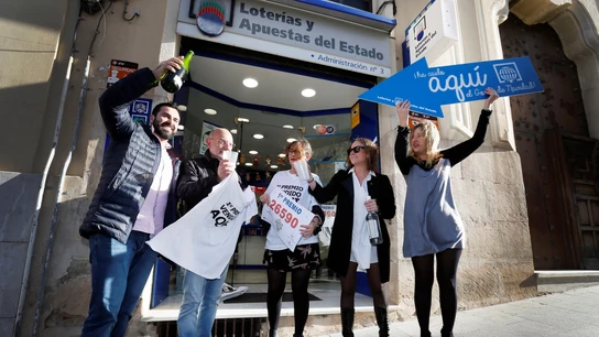 La administración de lotería nº 3 de Alcoy (Alicante) ha repartido 60 millones de euros del 26590, agraciado con el Gordo de navidad La administración de lotería nº 3 de Alcoy (Alicante) ha repartido 60 millones de euros del 26590, agraciado con el Gordo de navidad
