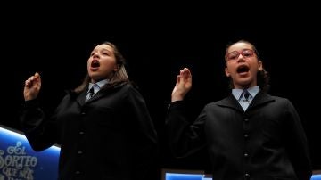 Elizabeth y Noura cantan el Gordo de Navidad 2019