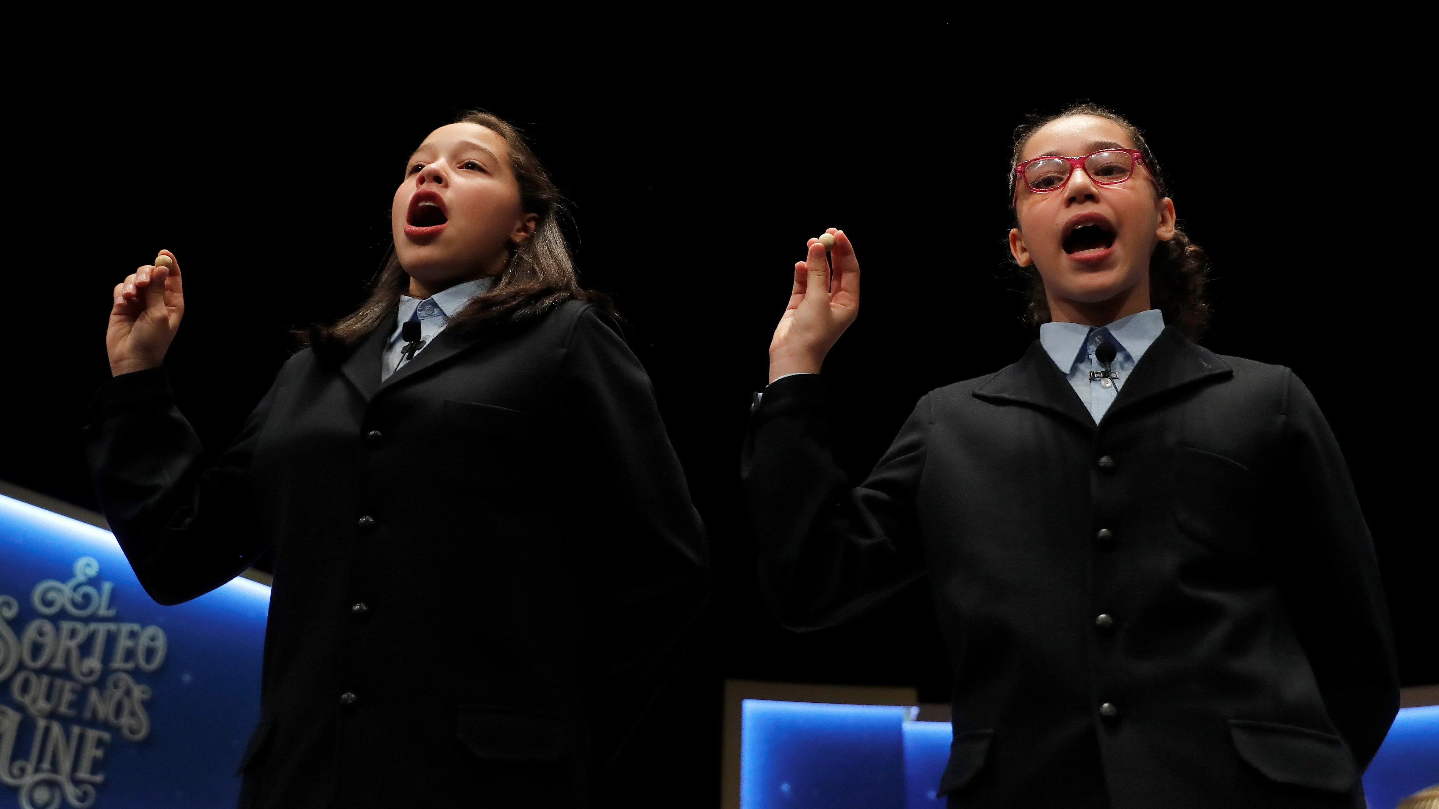 Elizabeth y Noura cantan el Gordo de Navidad 2019