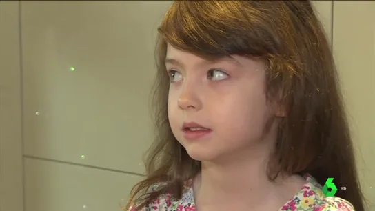Imagen de la niña que encontró una nota de socorro en una tarjeta de Navidad Imagen de la niña que encontró una nota de socorro en una tarjeta de Navidad