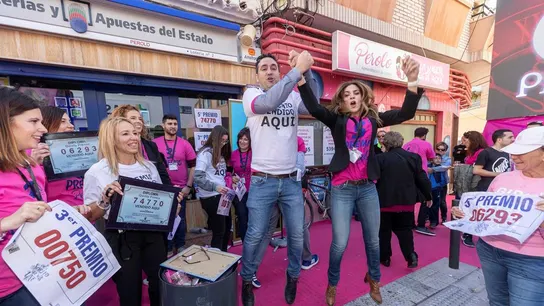 El representante de la administración de lotería El Perolo de San Pedro del Pinatar, Miguel Ángel Zapata (c) junto a varias trabajadoras de la administración celebran la venta del tercer premio El representante de la administración de lotería El Perolo de San Pedro del Pinatar, Miguel Ángel Zapata (c) junto a varias trabajadoras de la administración celebran la venta del tercer premio