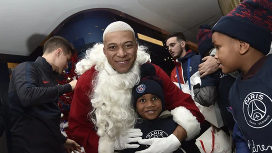 Kylian Mbappé, vestido de Papá Noel Kylian Mbappé, vestido de Papá Noel