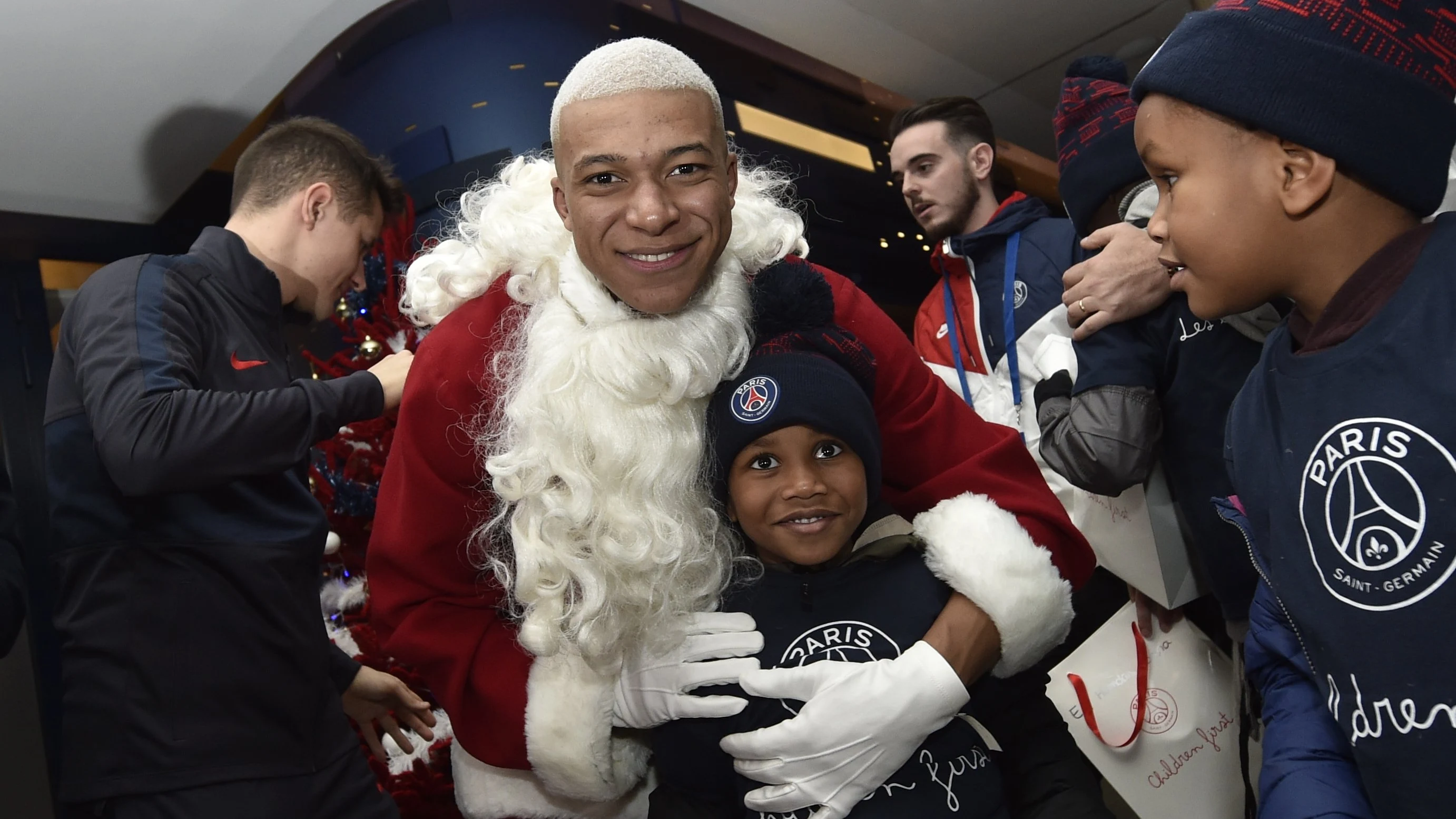 Kylian Mbappé, vestido de Papá Noel