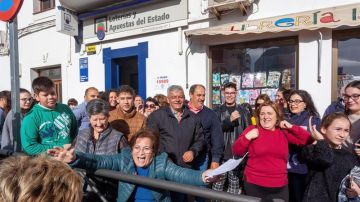 Un grupo de vecinos celebra el segundo premio de la Lotería de Navidad