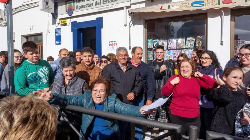 Un grupo de vecinos celebra el segundo premio de la Lotería de Navidad