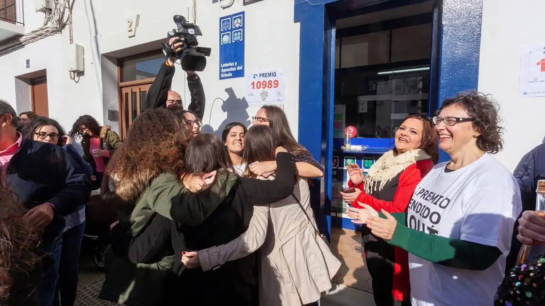 Un grupo de vecinos de la localidad pacense de Fuente del Maestre, celebran haber sido agraciados con 10.989, el segundo premio 