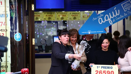 Un grupo de personas celebran en la administración madrileña de Doña Manolita que ha vendido el número 26.590 Un grupo de personas celebran en la administración madrileña de Doña Manolita que ha vendido el número 26.590