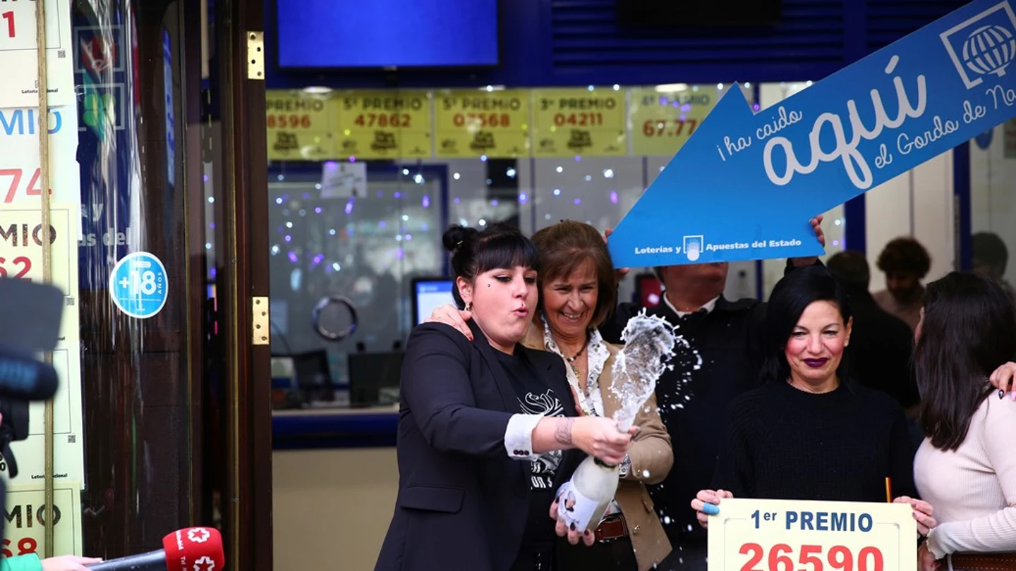 Un grupo de personas celebran en la administración madrileña de Doña Manolita que ha vendido el número 26.590 Un grupo de personas celebran en la administración madrileña de Doña Manolita que ha vendido el número 26.590