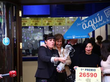 Un grupo de personas celebran en la administración madrileña de Doña Manolita que ha vendido el número 26.590 Un grupo de personas celebran en la administración madrileña de Doña Manolita que ha vendido el número 26.590