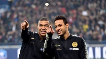 Mbappé y Neymar señalan a la grada durante un partido del PSG