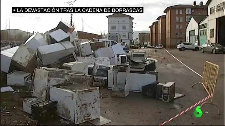 Siete muertos y calles convertidas en vertederos: los estragos de las borrascas que han azotado España