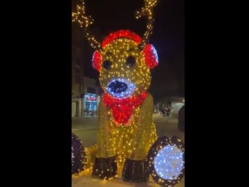 Hackean un muñeco de Navidad en Viladecans para que salude con un '¡Viva España!' Hackean un muñeco de Navidad en Viladecans para que salude con un '¡Viva España!'