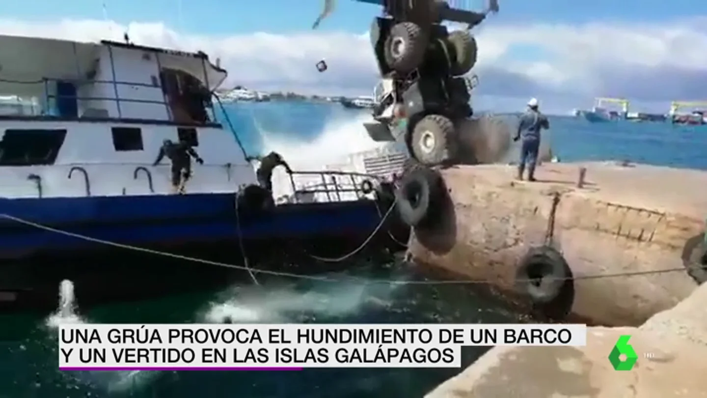 Una grúa provoca el hundimiento de un barco y un vertido en las Islas Galápagos Una grúa provoca el hundimiento de un barco y un vertido en las Islas Galápagos