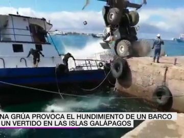 Una grúa provoca el hundimiento de un barco y un vertido en las Islas Galápagos Una grúa provoca el hundimiento de un barco y un vertido en las Islas Galápagos