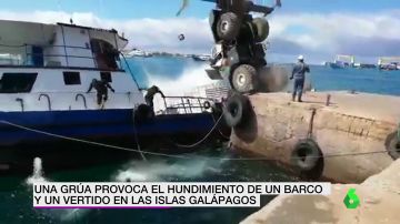 Una grúa provoca el hundimiento de un barco y un vertido en las Islas Galápagos