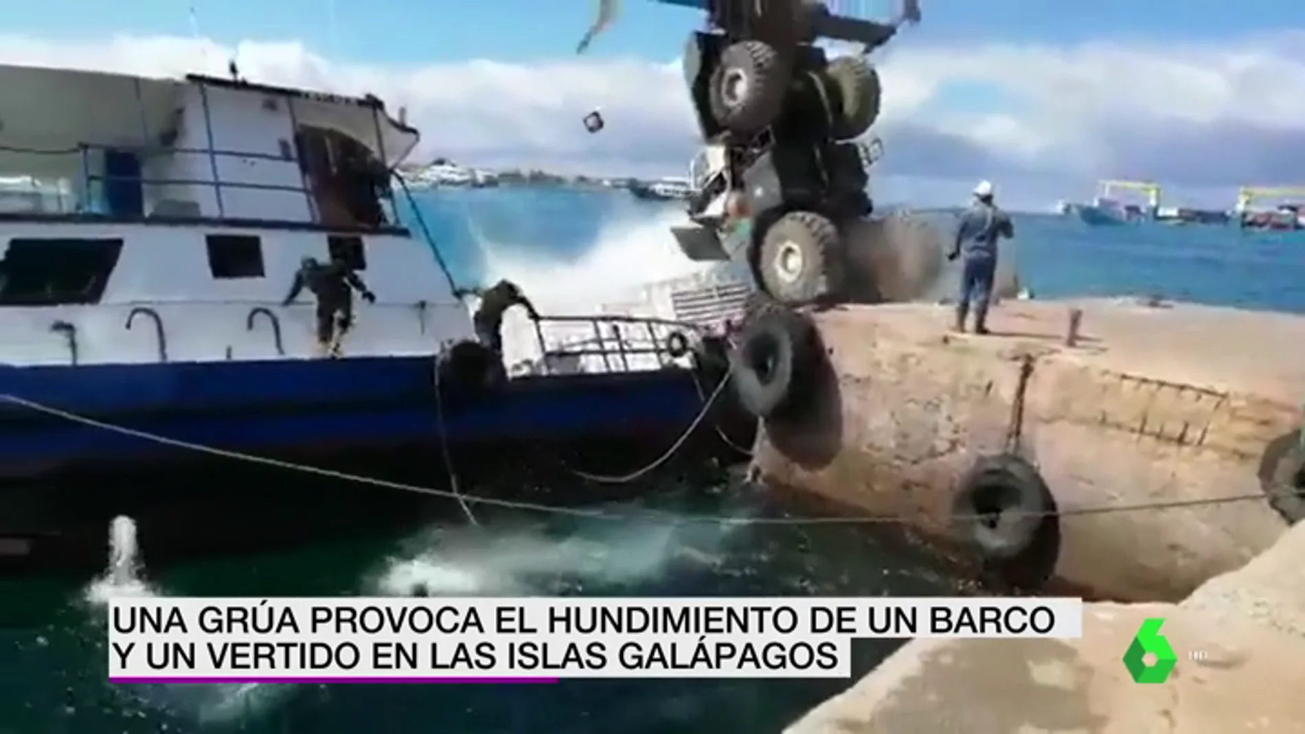 Una grúa provoca el hundimiento de un barco y un vertido en las Islas Galápagos