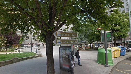 Contenedores de la plaza Eugenio Fadrique, en Vigo, donde la Policía localizó 140 cajas de medicamentos. Contenedores de la plaza Eugenio Fadrique, en Vigo, donde la Policía localizó 140 cajas de medicamentos.