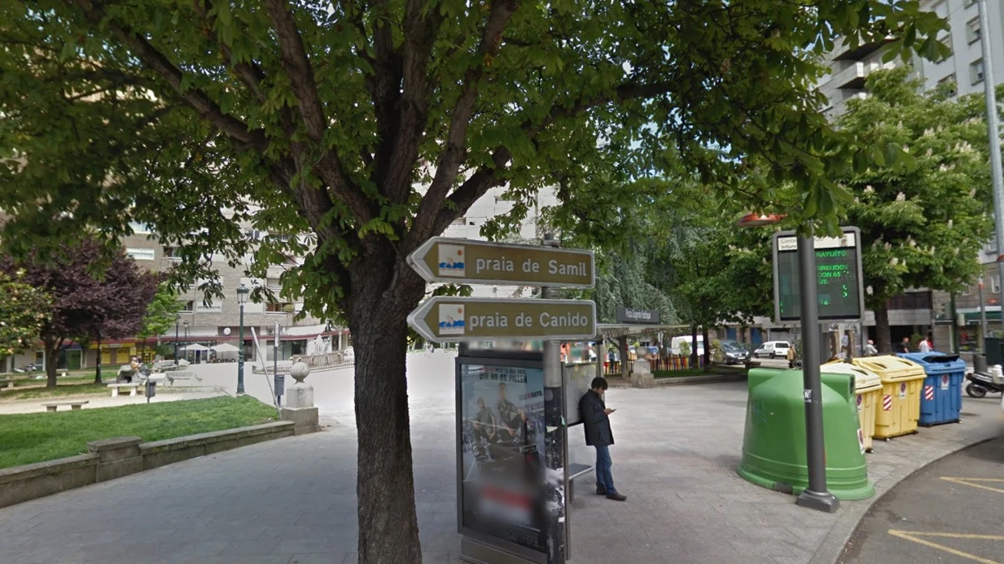 Contenedores de la plaza Eugenio Fadrique, en Vigo, donde la Policía localizó 140 cajas de medicamentos. Contenedores de la plaza Eugenio Fadrique, en Vigo, donde la Policía localizó 140 cajas de medicamentos.