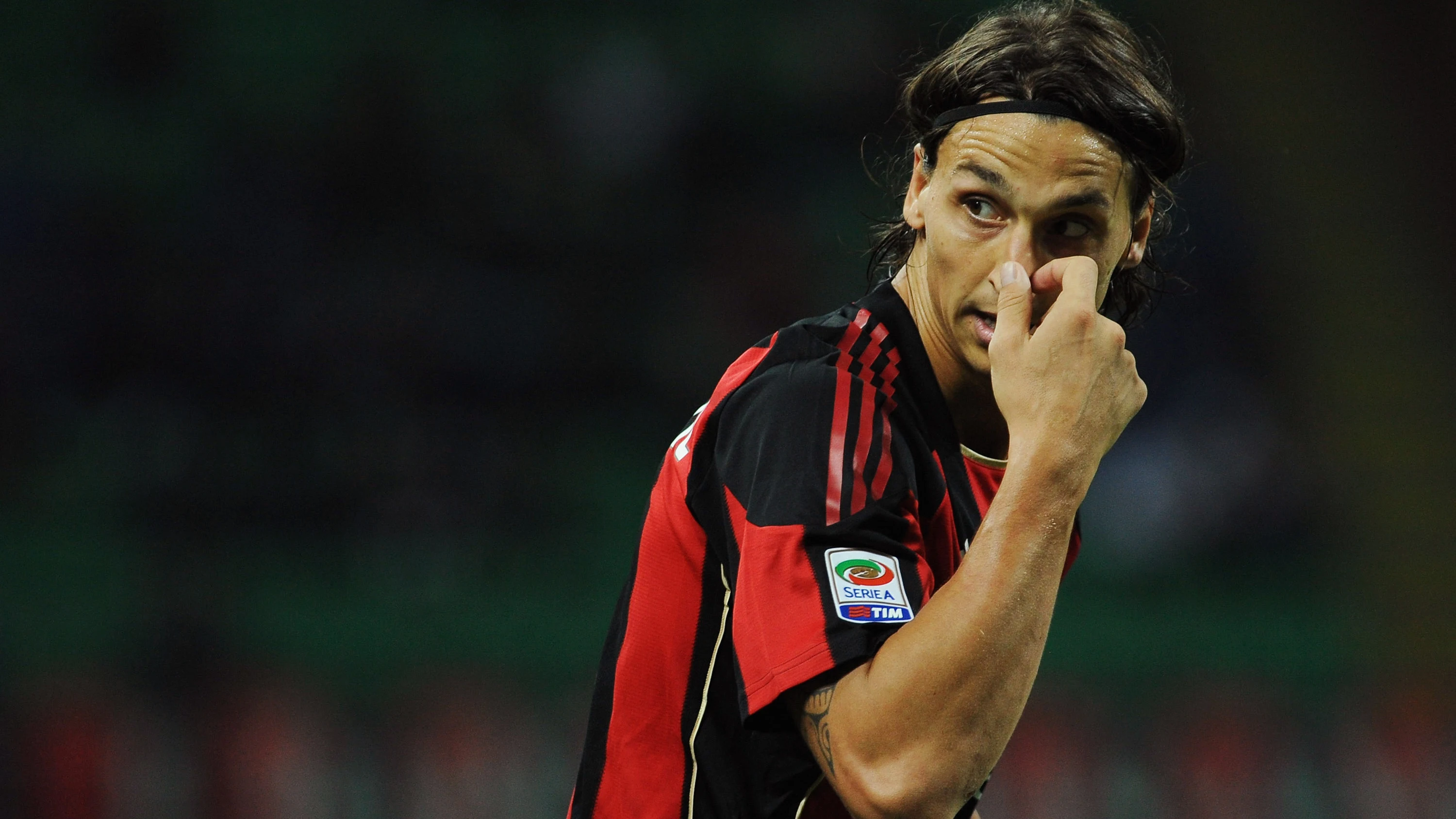 Ibrahimovic se toca la nariz durante un partido con el Milan en 2010