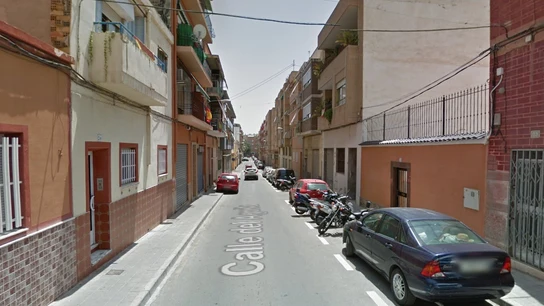 Imagen de la Calle Águila, en Alicante, dónde ha ocurrido el incendio. Imagen de la Calle Águila, en Alicante, dónde ha ocurrido el incendio.