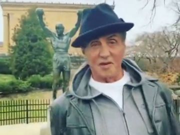 Sylvester Stallone visita la estatua de 'Rocky' y revoluciona a sus seguidores Sylvester Stallone visita la estatua de 'Rocky' y revoluciona a sus seguidores