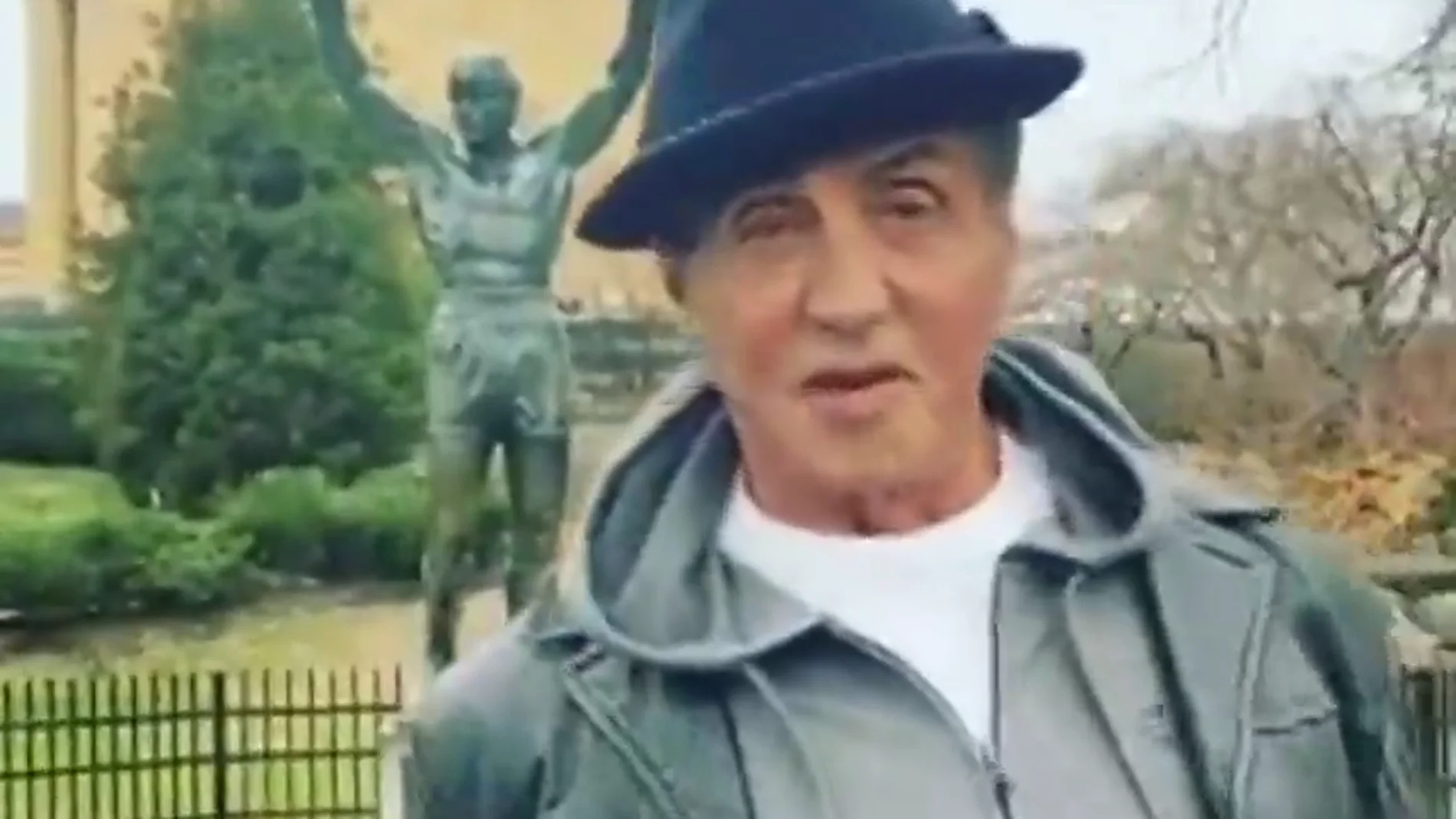Sylvester Stallone visita la estatua de 'Rocky' y revoluciona a sus seguidores