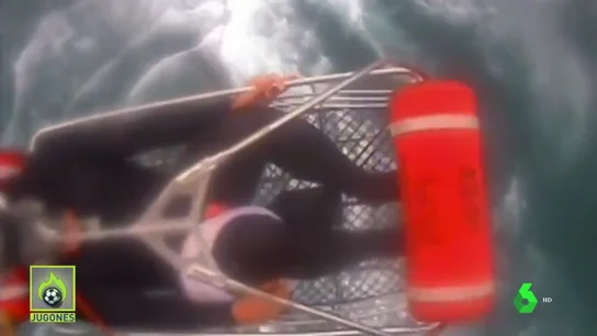 El espectacular rescate a un surfista atacado por un tiburón en California El espectacular rescate a un surfista atacado por un tiburón en California