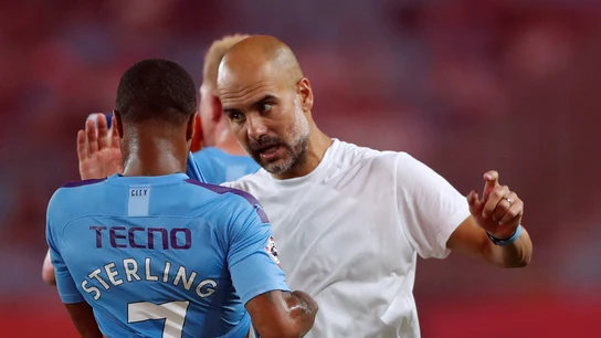 Guardiola habla con Sterling durante un partido Guardiola habla con Sterling durante un partido