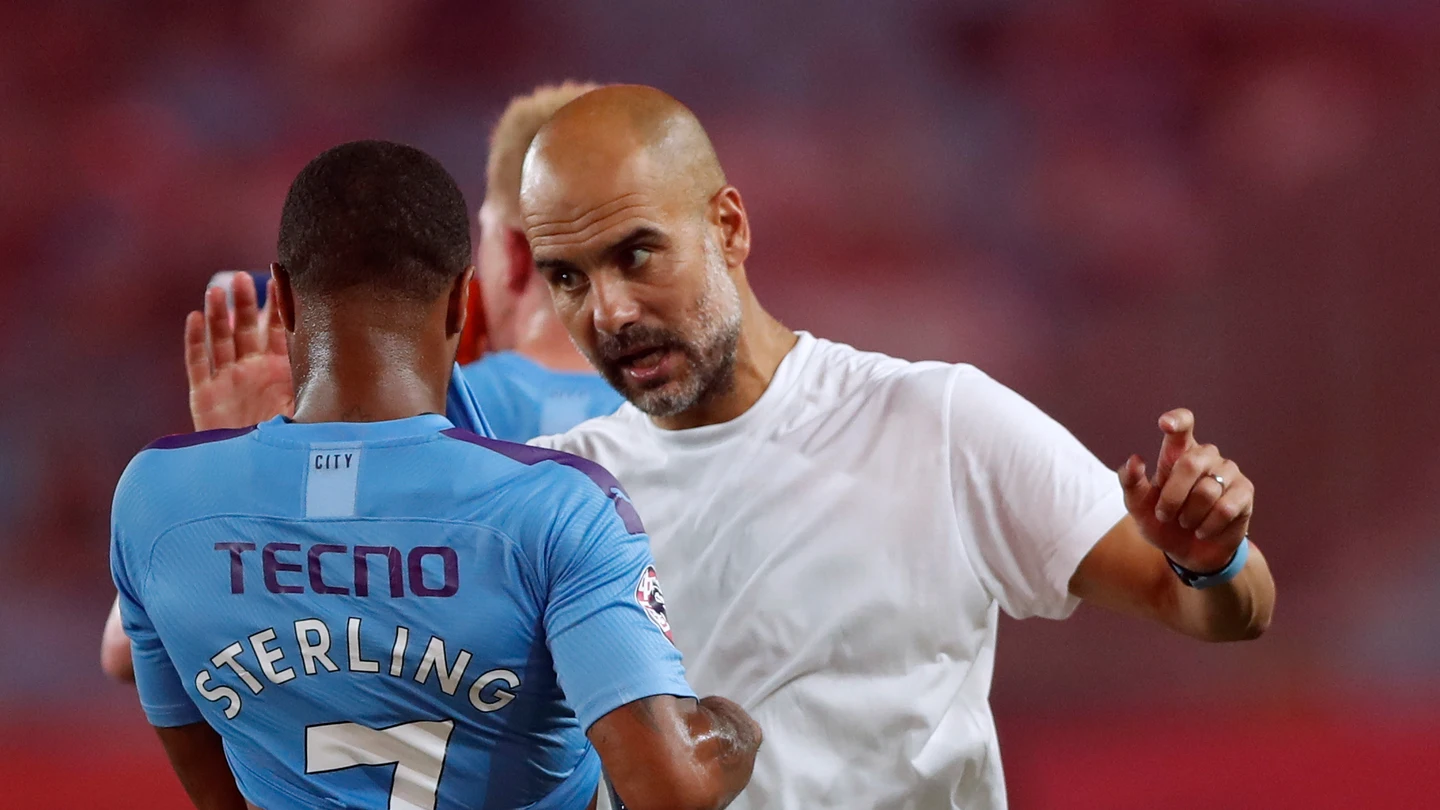 Guardiola habla con Sterling durante un partido Guardiola habla con Sterling durante un partido