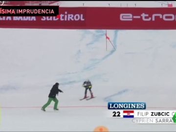 Pudo acabar en tragedia: un esquiador esquiva a 100 km/h a una persona en plena meta Pudo acabar en tragedia: un esquiador esquiva a 100 km/h a una persona en plena meta