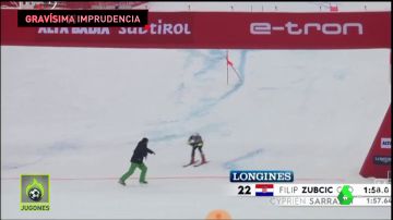 Pudo acabar en tragedia: un esquiador esquiva a 100 km/h a una persona en plena meta