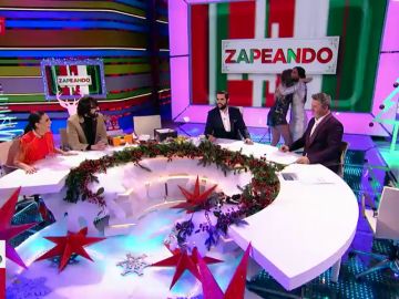 La indignación de Dani Mateo con su "mierda" de regalo, la protagonista del amigo invisible de Zapeando La indignación de Dani Mateo con su "mierda" de regalo, la protagonista del amigo invisible de Zapeando