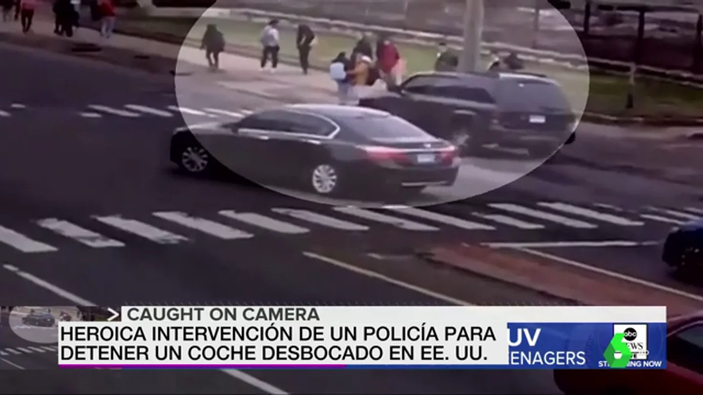 La heroica acción de un policía consigue detener un coche desbocado en Estados Unidos La heroica acción de un policía consigue detener un coche desbocado en Estados Unidos