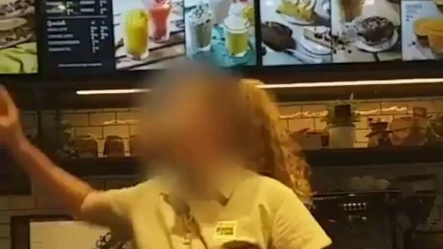 La empleada de un Pans&Co que se niega a atender a un cliente negro La empleada de un Pans&Co que se niega a atender a un cliente negro