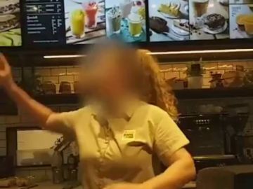 La empleada de un Pans&Co que se niega a atender a un cliente negro La empleada de un Pans&Co que se niega a atender a un cliente negro