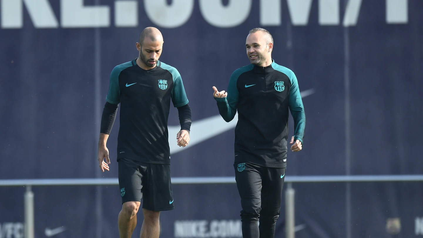Iniesta charla con Mascherano durante un entrenamiento en el Barça Iniesta charla con Mascherano durante un entrenamiento en el Barça