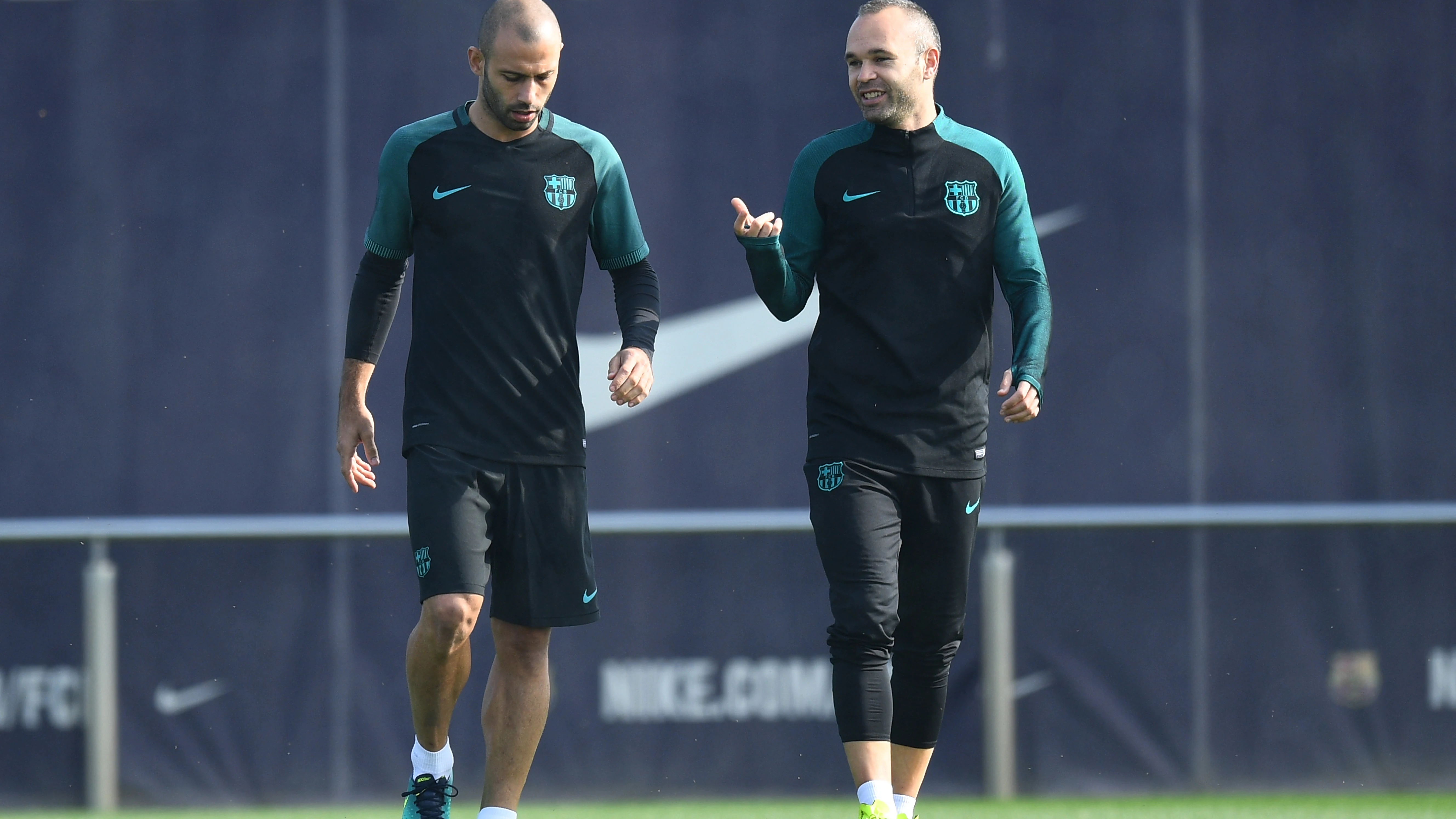 Iniesta charla con Mascherano durante un entrenamiento en el Barça