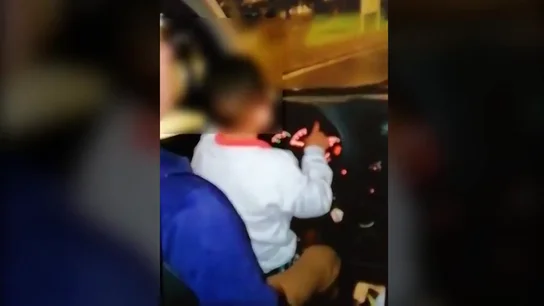 Detienen a un hombre en Navarra por conducir con un menor en su regazo Detienen a un hombre en Navarra por conducir con un menor en su regazo