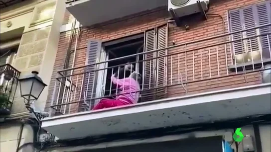 El gesto más emotivo de esta Nochebuena: el beso de una anciana a un policía rescata El gesto más emotivo de esta Nochebuena: el beso de una anciana a un policía rescata