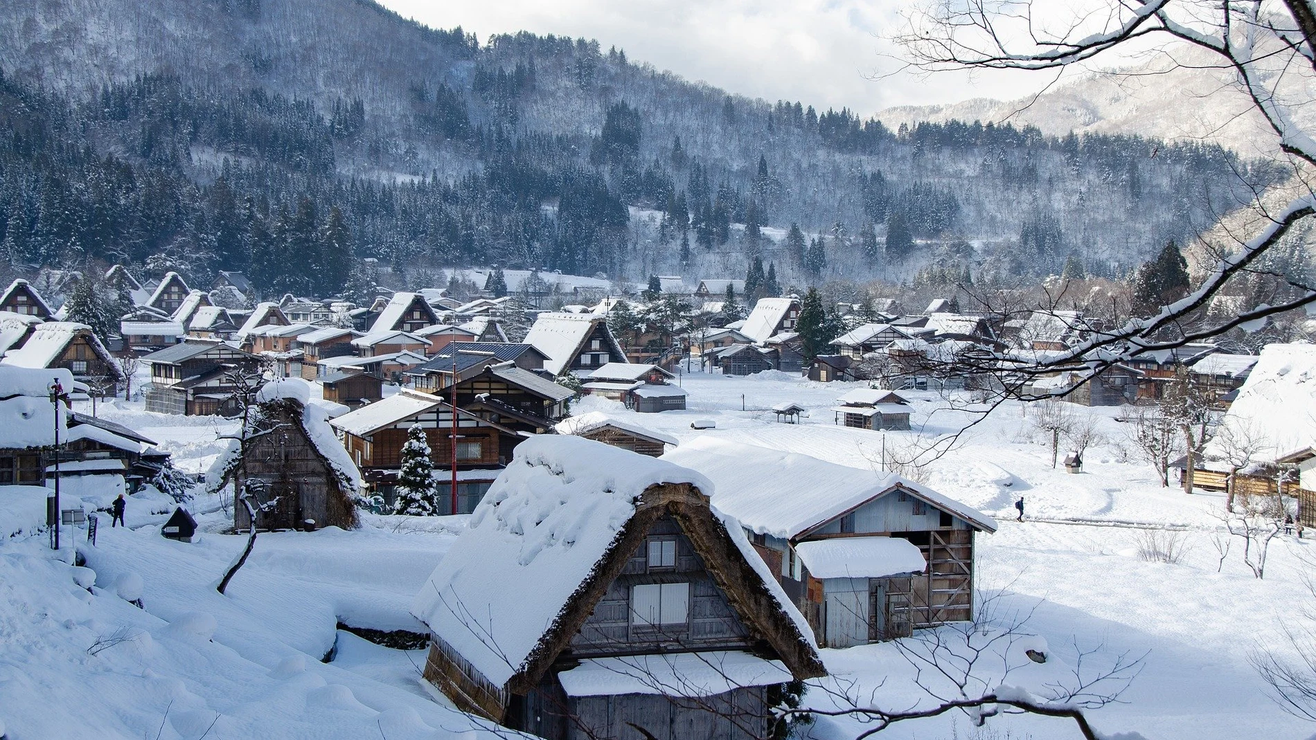 Imagen de archivo de una aldea cubierta por la nieve.