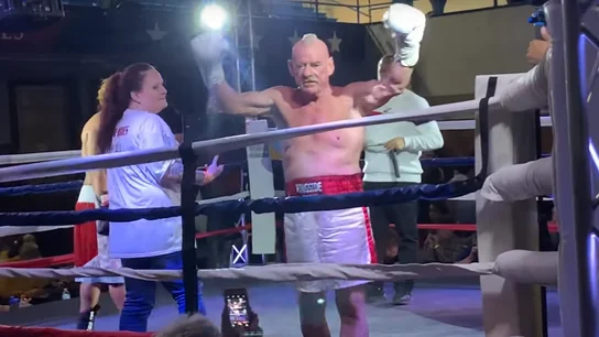 Albert Hughes Jr., tras ganar su combate Albert Hughes Jr., tras ganar su combate